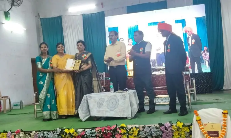तोंडली जि प शाळेची मुख्याध्यापिका व कवयित्री अनुराधा धुर्डे यांच्या रामटेक येथील राज्यस्तरीय कवी संमेलनात सन्मान तोंडली जि प शाळेची मुख्याध्यापिका व कवयित्री अनुराधा धुर्डे यांच्या रामटेक येथील राज्यस्तरीय कवी संमेलनात सन्मान