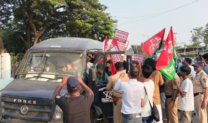 विनापरवानगी आंदोलन करणाऱ्या समाजवादी पक्षाच्या २५ कार्यकर्त्यांना कामठीत पोलिसांनी घेतले ताब्यात विनापरवानगी आंदोलन करणाऱ्या समाजवादी पक्षाच्या २५ कार्यकर्त्यांना कामठीत पोलिसांनी घेतले ताब्यात