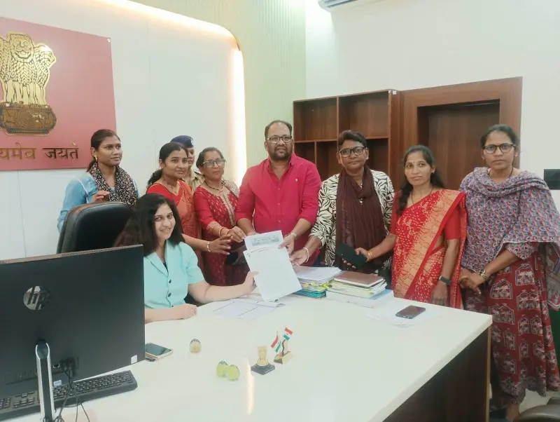 उमेद अभियानच्या अनेक समस्यांचे महाराष्ट्र मुख्यमंत्री च्या मुख्य सचिवांना आयटक प्रतिनिधि मंडळचे निवेदन उमेद अभियानच्या अनेक समस्यांचे महाराष्ट्र मुख्यमंत्री च्या मुख्य सचिवांना आयटक प्रतिनिधि मंडळचे निवेदन