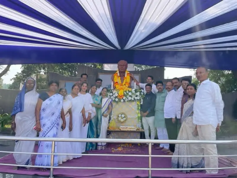 कर्मवीर ऍड दादासाहेब कुंभारे यांनी आपले संपूर्ण जीवन डॉ बाबासाहेब आंबेडकरांच्या चळवळीला पुढे नेण्यासाठी खर्ची घातले – माजी जी प अध्यक्ष सुरेश भोयर कर्मवीर ऍड दादासाहेब कुंभारे यांनी आपले संपूर्ण जीवन डॉ बाबासाहेब आंबेडकरांच्या चळवळीला पुढे नेण्यासाठी खर्ची घातले – माजी जी प अध्यक्ष सुरेश भोयर