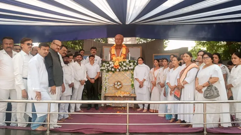 कामठीत कर्मवीर दादासाहेब कुंभारे स्मृतीदिन साजरा कामठीत कर्मवीर दादासाहेब कुंभारे स्मृतीदिन साजरा