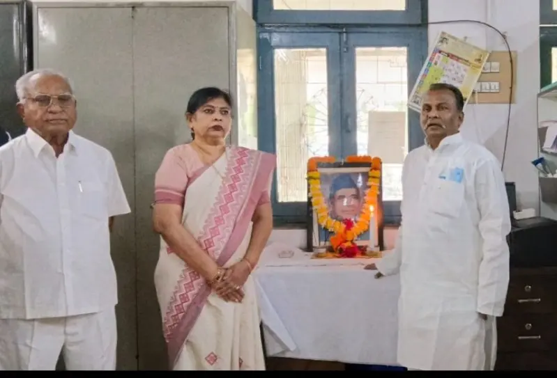 कर्मवीर दादासाहेब गायकवाड यांच्या १२४ व्या जयंतीनिमित्त अभिवादन कर्मवीर दादासाहेब गायकवाड यांच्या १२४ व्या जयंतीनिमित्त अभिवादन
