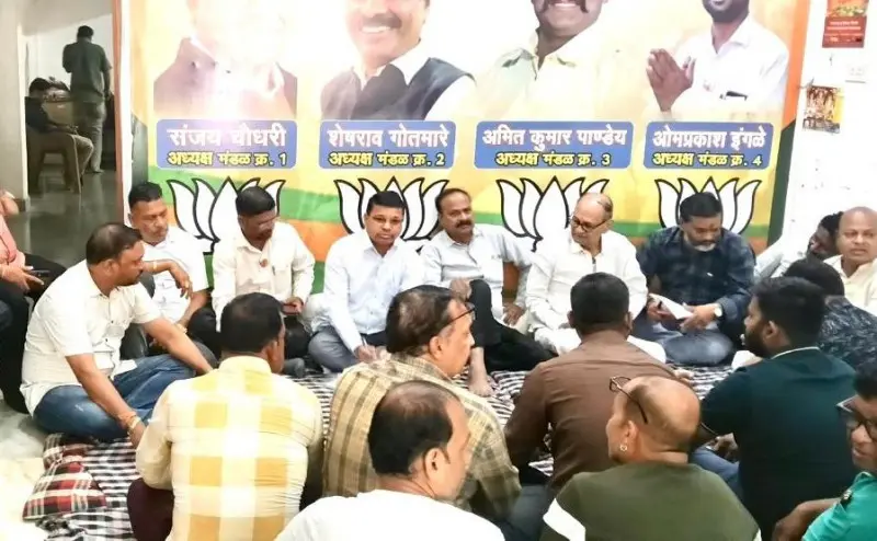 महायुतीचे विधानपरिषद उमेदवार सुधाकर कोहळे यांच्या प्रचारार्थ ॲड. धर्मपाल मेश्राम यांनी केल्या गृहभोटी व साधला संवाद महायुतीचे विधानपरिषद उमेदवार सुधाकर कोहळे यांच्या प्रचारार्थ ॲड. धर्मपाल मेश्राम यांनी केल्या गृहभोटी व साधला संवाद