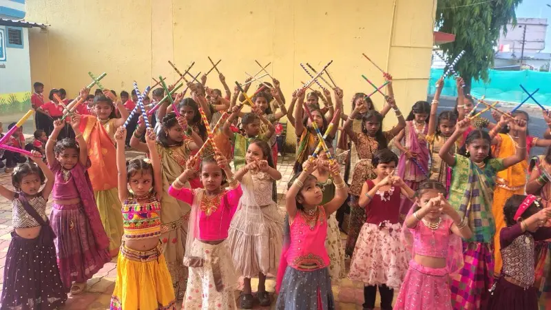 चाचेर शाळेच्या प्रांगणात गरब्याचा जल्लोष! चिमुकल्यांच्या दांडियाने रंगले वातावरण चाचेर शाळेच्या प्रांगणात गरब्याचा जल्लोष! चिमुकल्यांच्या दांडियाने रंगले वातावरण