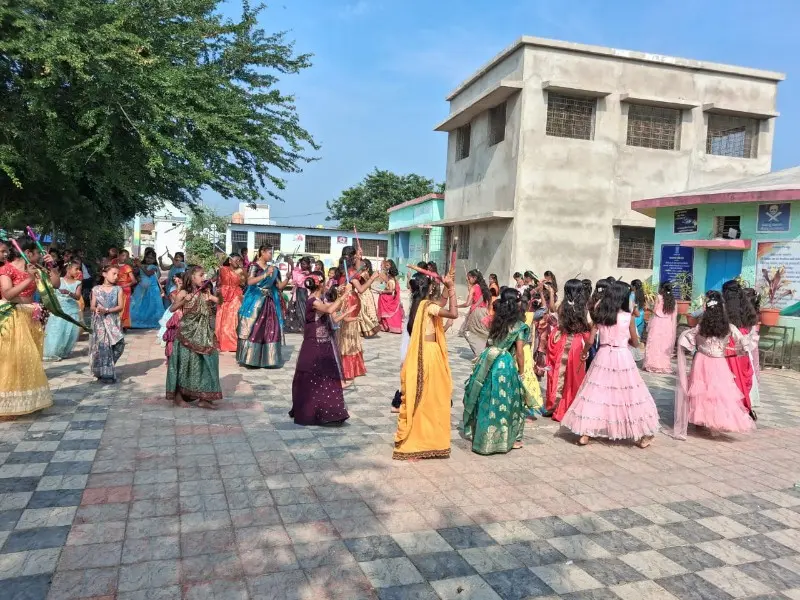 पीएम श्री जि.प. उच्च प्राथमिक शाळा दहेगाव येथे नवरात्र उत्सवात गरबा-दांडियाची धूम पीएम श्री जि.प. उच्च प्राथमिक शाळा दहेगाव येथे नवरात्र उत्सवात गरबा-दांडियाची धूम