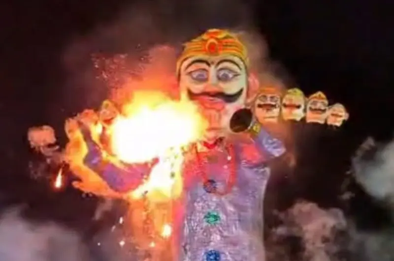 खात येथे विजयादशमी निमित्त भव्य रावण दहन कार्यक्रम खात येथे विजयादशमी निमित्त भव्य रावण दहन कार्यक्रम