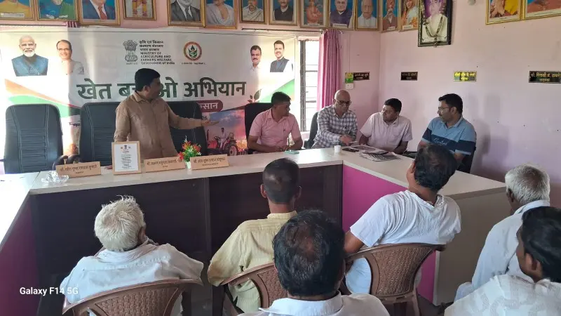 कढोलीत ‘खेत बचाओ अभियानाचा’ शुभारंभ कढोलीत ‘खेत बचाओ अभियानाचा’ शुभारंभ