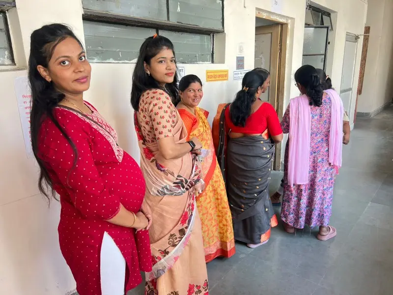 गर्भावस्थेतील आईची लोकशाहीसाठी कर्तव्यनिष्ठा! अमरावतीहून कामठीत येऊन प्रियंका महल्ले-पाटील यांनी बजावला मतदानाचा हक्क गर्भावस्थेतील आईची लोकशाहीसाठी कर्तव्यनिष्ठा! अमरावतीहून कामठीत येऊन प्रियंका महल्ले-पाटील यांनी बजावला मतदानाचा हक्क