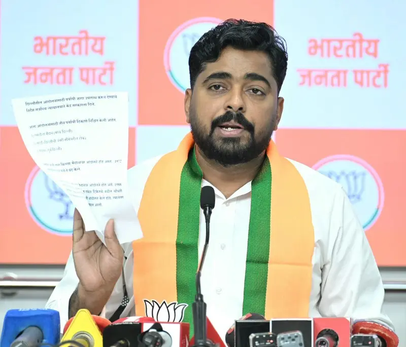 राहुल गांधी यांचा डॉ. बाबासाहेब आंबेडकरांच्या संविधानावर विश्वास नाही राहुल गांधी यांचा डॉ. बाबासाहेब आंबेडकरांच्या संविधानावर विश्वास नाही