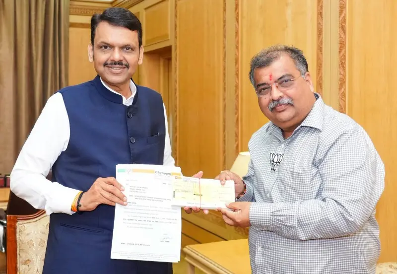 दुष्काळग्रस्तांसाठी डोंबिवलीकरांकडून मुख्यमंत्री सहाय्यता निधीसाठी 1 कोटी 88 लाख 11 हजार 710 दुष्काळग्रस्तांसाठी डोंबिवलीकरांकडून मुख्यमंत्री सहाय्यता निधीसाठी 1 कोटी 88 लाख 11 हजार 710