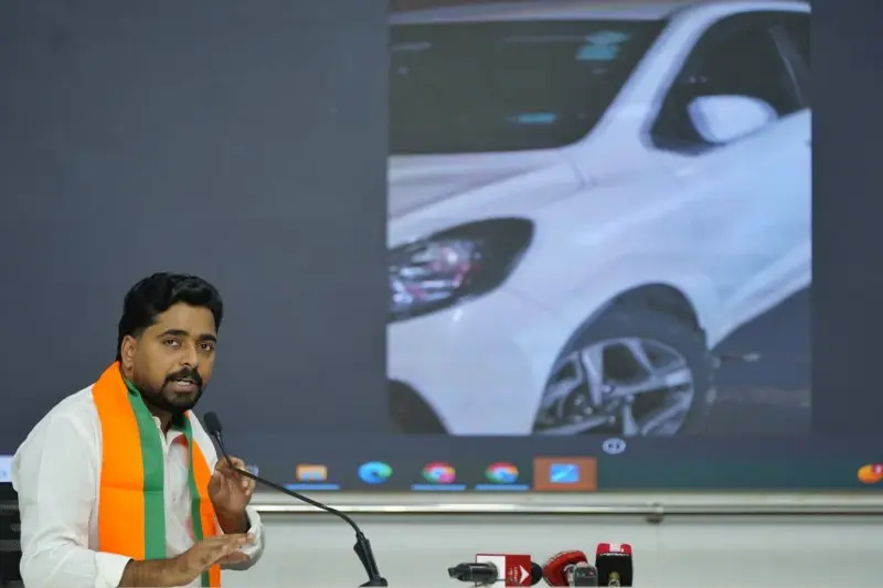 रोहित पवारांच्या आंदोलनात भाडोत्री कार्यकर्त्यांची गर्दी रोहित पवारांच्या आंदोलनात भाडोत्री कार्यकर्त्यांची गर्दी
