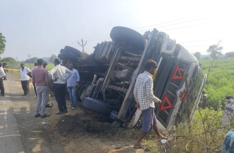 हैद्राबादहून येणाऱ्या भरधाव ट्रकच्या धडकेत केळापूरचा इसम जागीच ठार; संतप्त गावकऱ्यांनी केला रस्ता जाम हैद्राबादहून येणाऱ्या भरधाव ट्रकच्या धडकेत केळापूरचा इसम जागीच ठार; संतप्त गावकऱ्यांनी केला रस्ता जाम
