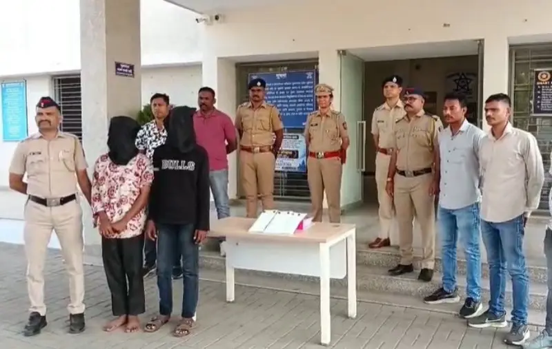 चाकू की नोक पर लूटपाट, दो आरोपी गिरफ्तार चाकू की नोक पर लूटपाट, दो आरोपी गिरफ्तार