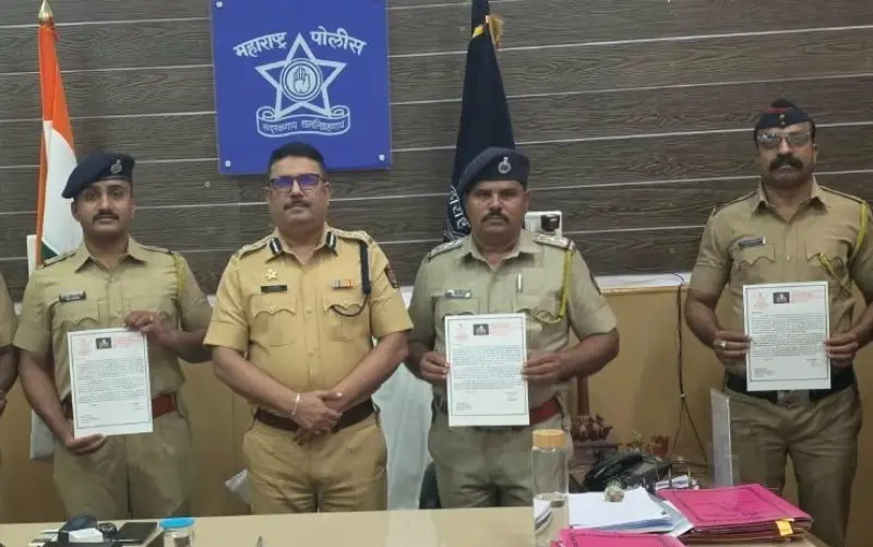 पुलिस अधिकारी और कर्मचारियों का सम्मान पुलिस अधिकारी और कर्मचारियों का सम्मान