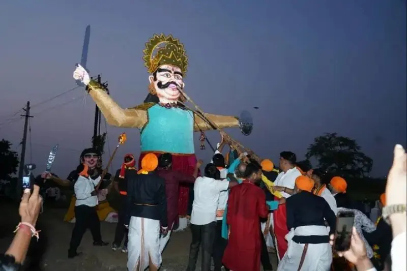 प्रसिद्ध रामनगरी रामटेक में पारंपरिक ‘रावण वध’ प्रसिद्ध रामनगरी रामटेक में पारंपरिक ‘रावण वध’