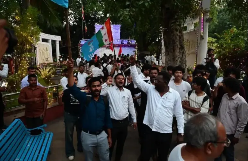 दिल्ली पुलिस के कथित दुर्व्यवहार के खिलाफ वकीलों का प्रदर्शन दिल्ली पुलिस के कथित दुर्व्यवहार के खिलाफ वकीलों का प्रदर्शन