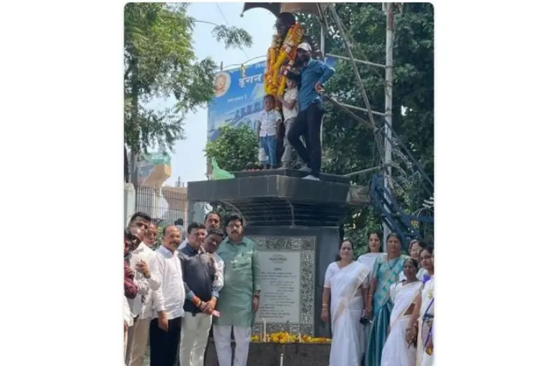 धम्मचक्र प्रवर्तन दिनानिमित्त नगर काँग्रेस कमिटीच्या वतीने डॉ. बाबासाहेब आंबेडकरांना अभिवादन धम्मचक्र प्रवर्तन दिनानिमित्त नगर काँग्रेस कमिटीच्या वतीने डॉ. बाबासाहेब आंबेडकरांना अभिवादन