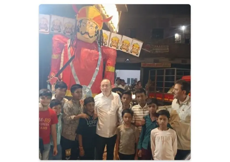 बच्चों ने बनाया रावण, खोपड़े ने बढ़ाया उत्साह बच्चों ने बनाया रावण, खोपड़े ने बढ़ाया उत्साह