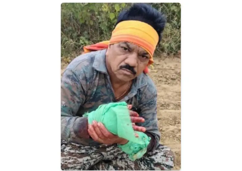 लकड़ी चोर ने वनमजदूर पर किया कुल्हाड़ी से हमला लकड़ी चोर ने वनमजदूर पर किया कुल्हाड़ी से हमला
