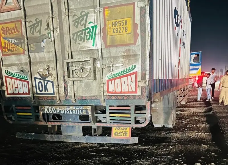 ट्रेलर ने बाइक को मारी टक्कर, पति-पत्नी और बेटे की मौत ट्रेलर ने बाइक को मारी टक्कर, पति-पत्नी और बेटे की मौत