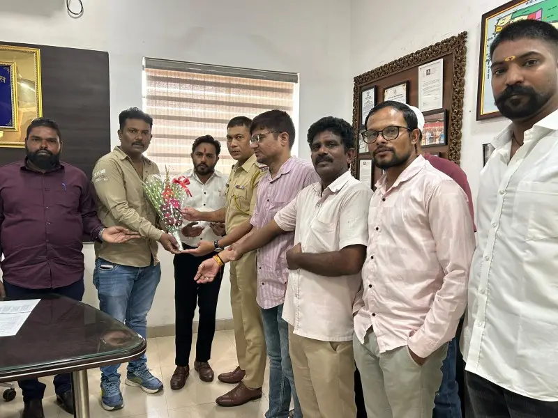 लकड़गंज थाना क्षेत्र की समस्याओं को लेकर युवा सेना ने पुलिस प्रशासन को सौंपा निवेदन लकड़गंज थाना क्षेत्र की समस्याओं को लेकर युवा सेना ने पुलिस प्रशासन को सौंपा निवेदन