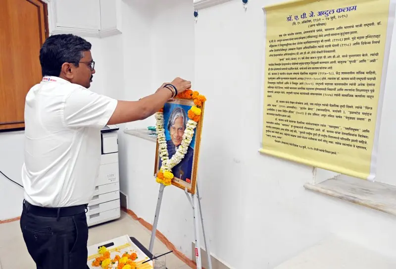 विभागीय आयुक्त कार्यालयात डॉ.ए.पी.जे. अब्दुल कलाम यांच्या जयंतीनिमित्त अभिवादन विभागीय आयुक्त कार्यालयात डॉ.ए.पी.जे. अब्दुल कलाम यांच्या जयंतीनिमित्त अभिवादन