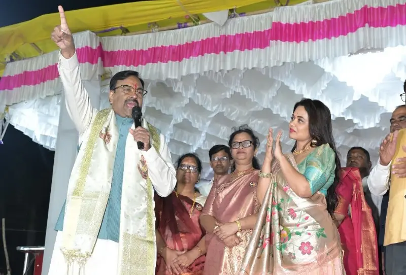 मुलच्या आसमंतात ‘भाऊंच्या गरब्या’चा जल्लोष; आमदार सुधीर मुनगंटीवार यांचा नारीशक्तीच्या सन्मानाचा जागर! मुलच्या आसमंतात ‘भाऊंच्या गरब्या’चा जल्लोष; आमदार सुधीर मुनगंटीवार यांचा नारीशक्तीच्या सन्मानाचा जागर!