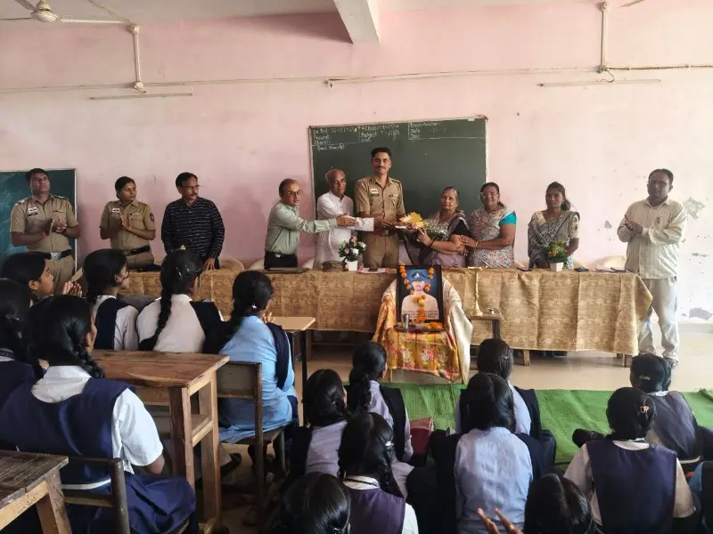नवेगाव बांध येथे पोलीस स्मृती दिन; शहीद दीपक रहिले यांना श्रद्धांजली नवेगाव बांध येथे पोलीस स्मृती दिन; शहीद दीपक रहिले यांना श्रद्धांजली