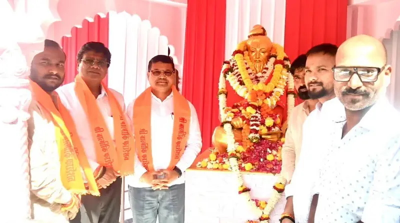 महर्षी वाल्मिकी जयंतीनिमित्त धर्मपाल मेश्राम यांच्याकडून पुष्पमाला अर्पण करून अभिवादन महर्षी वाल्मिकी जयंतीनिमित्त धर्मपाल मेश्राम यांच्याकडून पुष्पमाला अर्पण करून अभिवादन