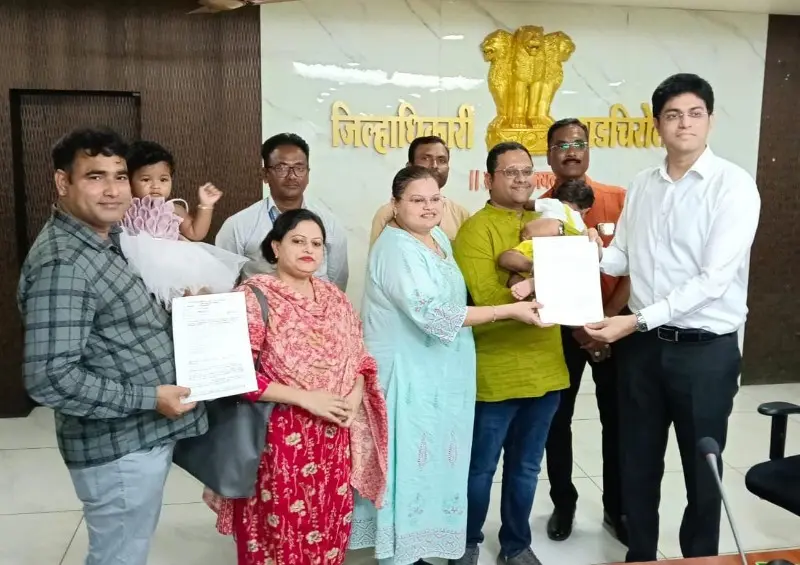 दोन बालकांना मिळाली नव्या कुटुंबात मायेची ऊब; जिल्हाधिकाऱ्यांच्या हस्ते दत्तक पालकांकडे सुपूर्द दोन बालकांना मिळाली नव्या कुटुंबात मायेची ऊब; जिल्हाधिकाऱ्यांच्या हस्ते दत्तक पालकांकडे सुपूर्द