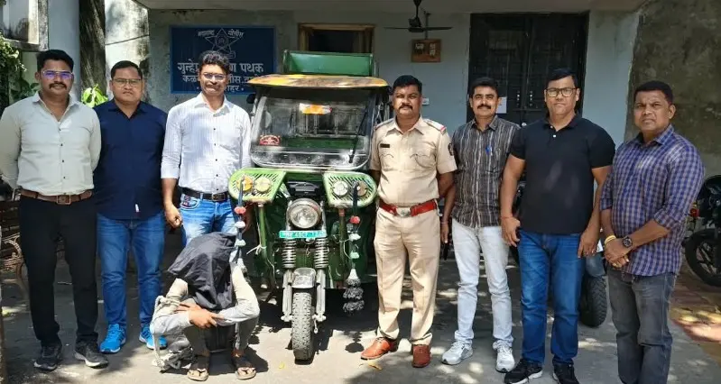 चाकू लेकर घूम रहा युवक निकला ई-रिक्शा चोर चाकू लेकर घूम रहा युवक निकला ई-रिक्शा चोर