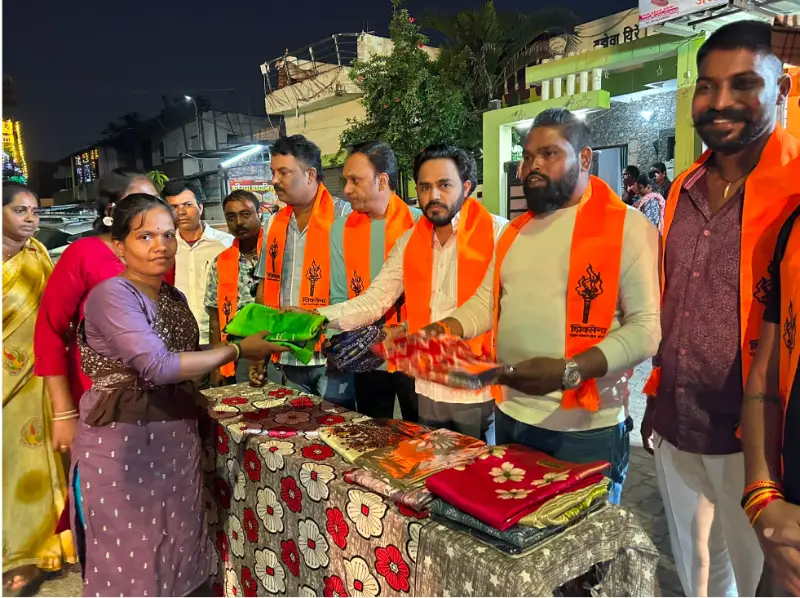 युवासेना (UBT) की ओर से नवरात्रि पर महिलाओं को साड़ी वितरण युवासेना (UBT) की ओर से नवरात्रि पर महिलाओं को साड़ी वितरण