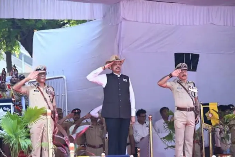 पोलीस स्मृतिदिनानिमित्त मुख्यमंत्री देवेंद्र फडणवीस यांच्याकडून पोलीस हुतात्म्यांना अभिवादन पोलीस स्मृतिदिनानिमित्त मुख्यमंत्री देवेंद्र फडणवीस यांच्याकडून पोलीस हुतात्म्यांना अभिवादन