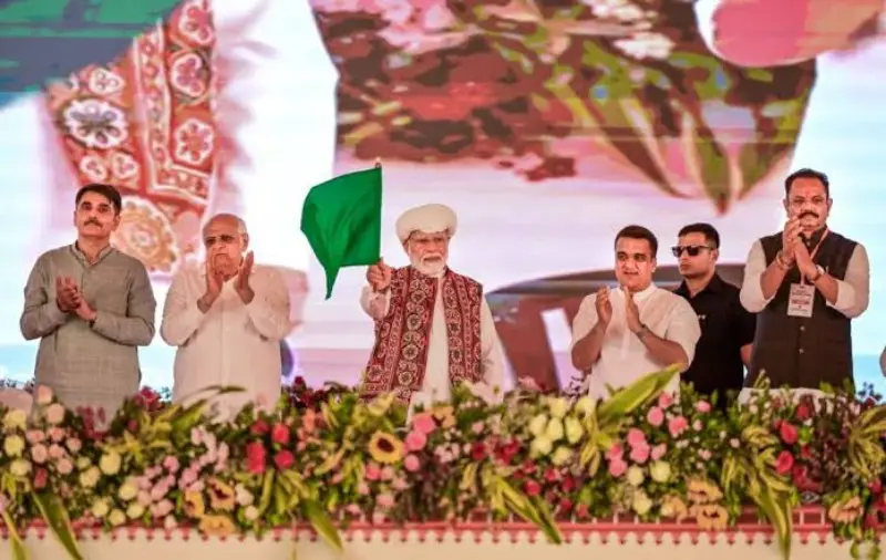 शेतकऱ्यांचे उत्पन्न वाढविण्यासाठी विज्ञान-तंत्रज्ञानासह सर्वांगीण उपायांना प्राधान्य – प्रधानमंत्री नरेंद्र मोदी शेतकऱ्यांचे उत्पन्न वाढविण्यासाठी विज्ञान-तंत्रज्ञानासह सर्वांगीण उपायांना प्राधान्य – प्रधानमंत्री नरेंद्र मोदी