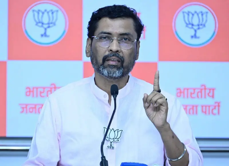 राहुल गांधी म्हणजे मूर्तिमंत दिमागी नक्षलवादाचा चेहरा राहुल गांधी म्हणजे मूर्तिमंत दिमागी नक्षलवादाचा चेहरा