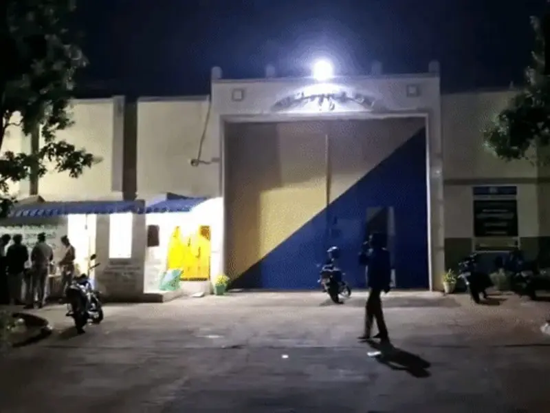 तमिलनाडु की थेनी जेल से 17 कैदी फरार, 4 गिरफ्तार तमिलनाडु की थेनी जेल से 17 कैदी फरार, 4 गिरफ्तार