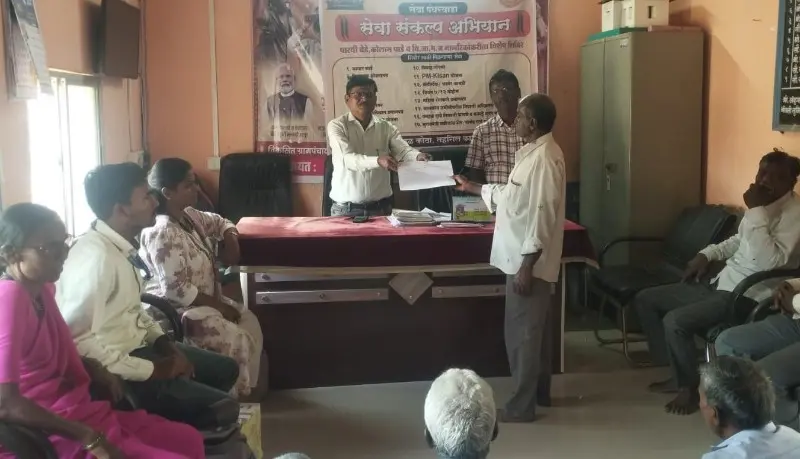 आष्टीत विशेष शिबिरातून नागरिकांना विविध लाभाचे वितरण आष्टीत विशेष शिबिरातून नागरिकांना विविध लाभाचे वितरण