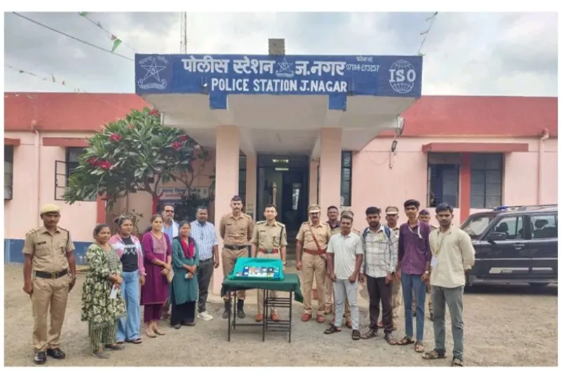 जवाहरनगर पोलिसांकडून हरविलेले ५ मोबाईल मालकांना परत जवाहरनगर पोलिसांकडून हरविलेले ५ मोबाईल मालकांना परत