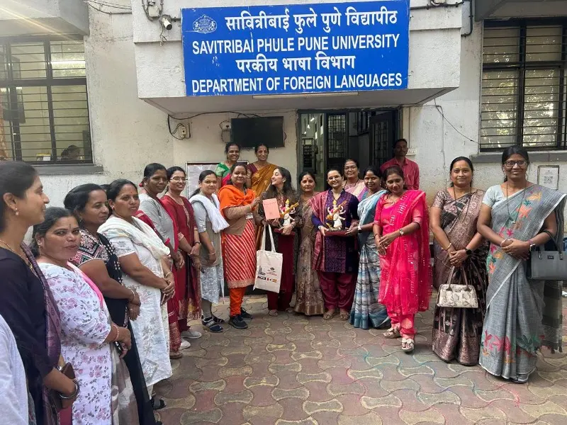 लेख : जिल्हा परिषद शाळेच्या वर्गातून जगाच्या भाषांची खिडकी खुली …!! लेख : जिल्हा परिषद शाळेच्या वर्गातून जगाच्या भाषांची खिडकी खुली …!!