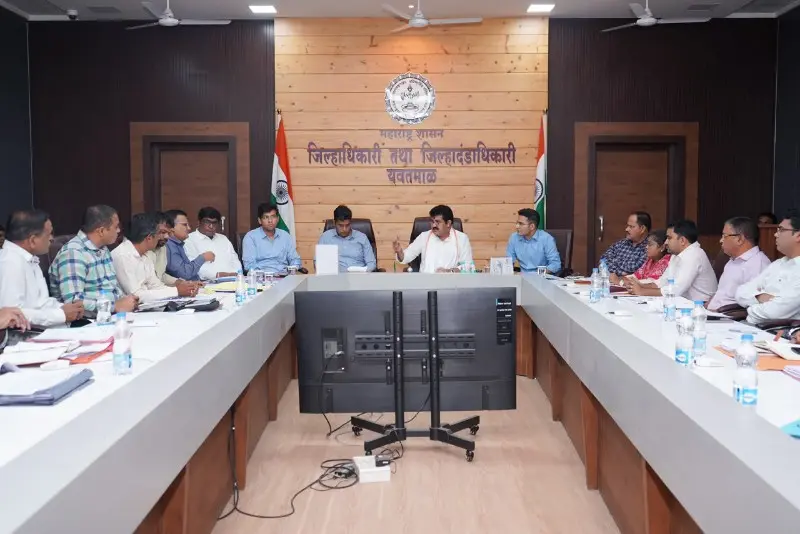 दुष्काळावर मात करण्यासाठी जलसंधारणाच्या कामांसह चारा लागवडीला प्राधान्य – पालकमंत्री संजय राठोड दुष्काळावर मात करण्यासाठी जलसंधारणाच्या कामांसह चारा लागवडीला प्राधान्य – पालकमंत्री संजय राठोड