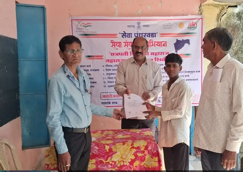 नारकुंड येथील कोलाम समाजाच्या नागरिकांना शासकीय सेवांचा लाभ नारकुंड येथील कोलाम समाजाच्या नागरिकांना शासकीय सेवांचा लाभ