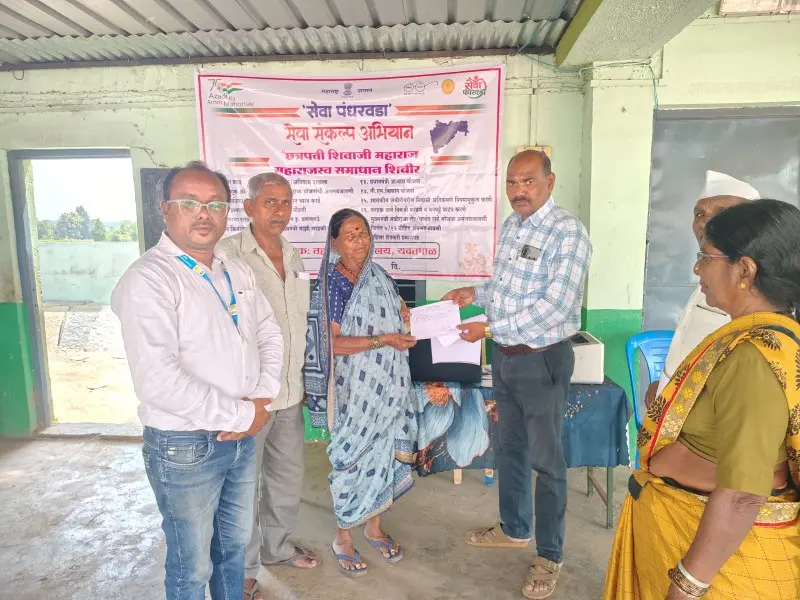 महसूल व विविध शासकीय सेवा शिबिराचे आयोजन; नागरिकांना विविध दाखल्यांचे वाटप महसूल व विविध शासकीय सेवा शिबिराचे आयोजन; नागरिकांना विविध दाखल्यांचे वाटप