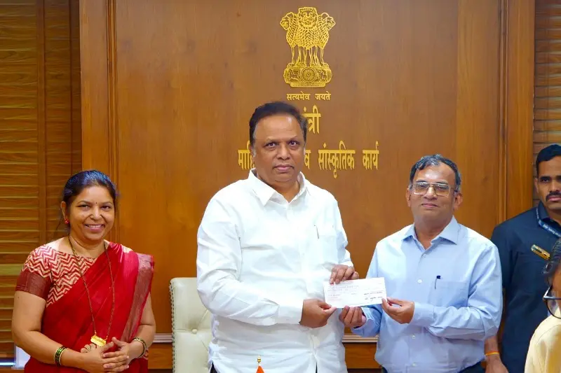 मुख्यमंत्री सहाय्यता निधीसाठी लावणी कलाकारांकडून एक लाख रुपयांचा निधी सुपूर्द मुख्यमंत्री सहाय्यता निधीसाठी लावणी कलाकारांकडून एक लाख रुपयांचा निधी सुपूर्द